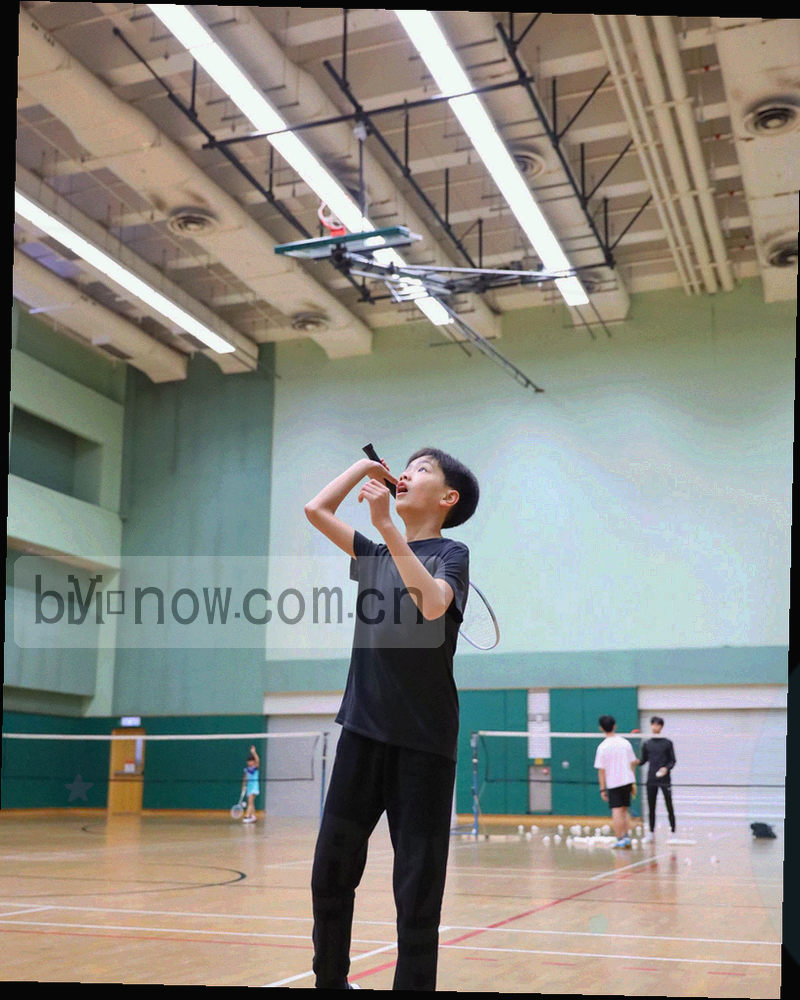 手机端赛程页的项目分区与日期条示意，编号标出选择项目、定位日期两个步骤